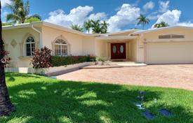别墅 – 美国，佛罗里达，Surfside. $1,590,000