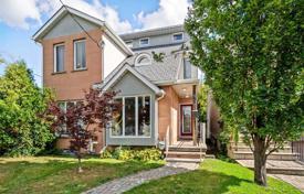 4-室的 联排别墅 East York, 加拿大. C$1,088,000