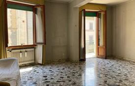 8-室的 住宅 197 m² 佛罗伦萨, 意大利. 750,000€