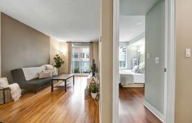 2-室的 住宅 Eglinton Avenue East, 加拿大. C$690,000