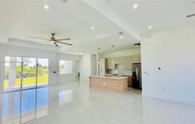 市内独栋房屋 – 美国，佛罗里达，Cape Coral. $409,000
