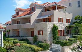 市内独栋房屋 – 克罗地亚，斯普利特 - 达尔马提亚县，布拉奇. 990,000€