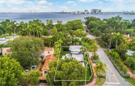 市内独栋房屋 – 美国，佛罗里达，迈阿密滩. $3,395,000